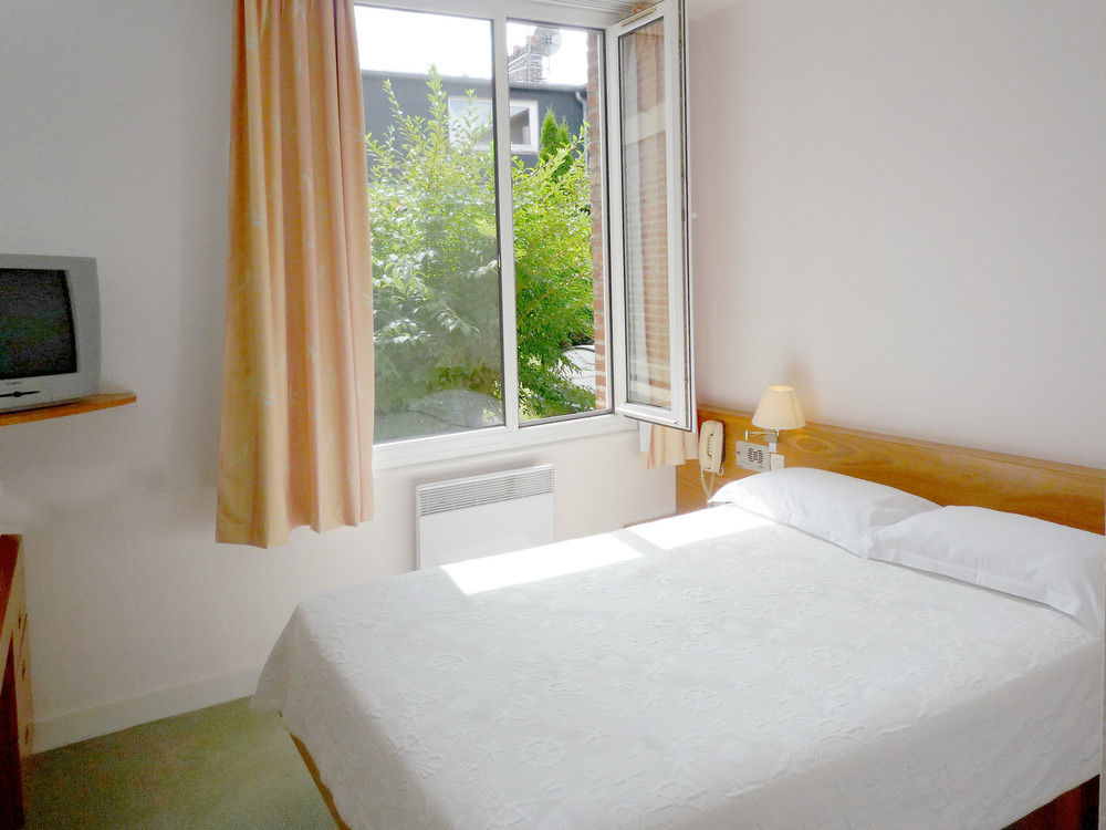 Hotel & Restaurant Le Cardinal Poix-de-Picardie Екстериор снимка