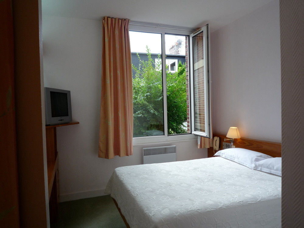 Hotel & Restaurant Le Cardinal Poix-de-Picardie Екстериор снимка