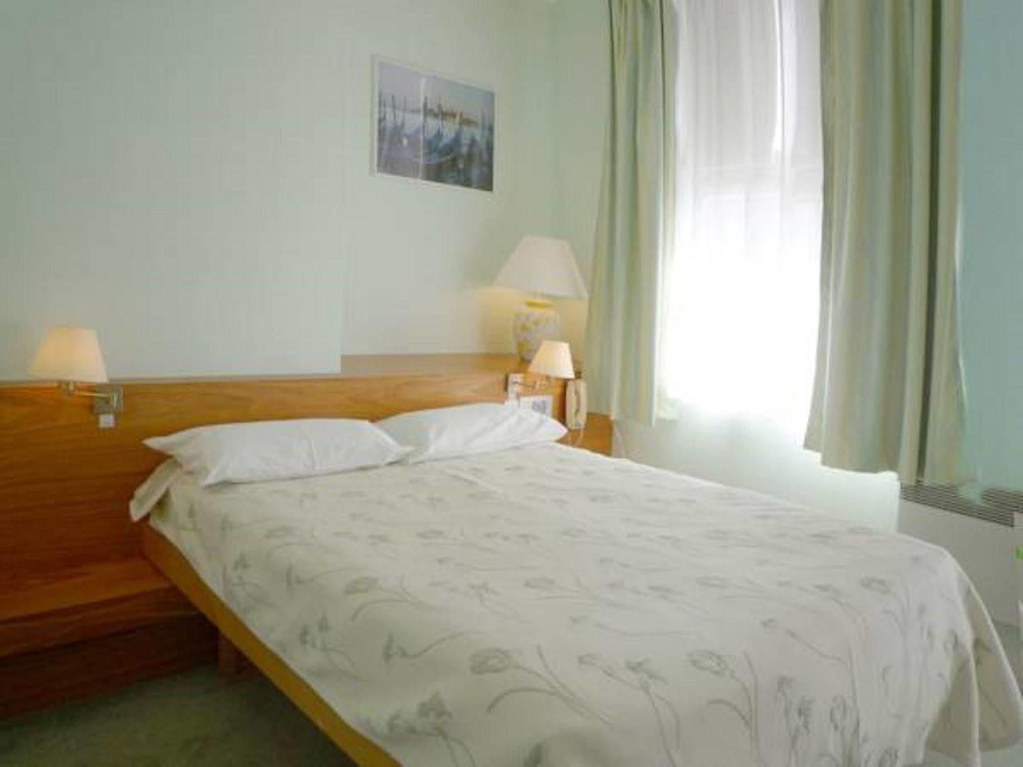 Hotel & Restaurant Le Cardinal Poix-de-Picardie Екстериор снимка
